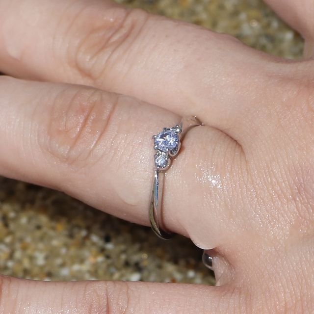 【4℃ BRIDAL(ヨンドシーブライダル)の口コミ】 シンプルでありながらも３つのダイヤが輝きあい、どの角度から見ても上品…