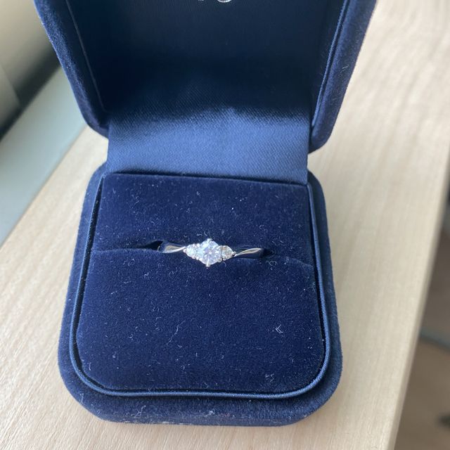 【4℃ BRIDAL(ヨンドシーブライダル)の口コミ】 シンプルでありながらも３つのダイヤが輝きあい、どの角度から見ても上品…