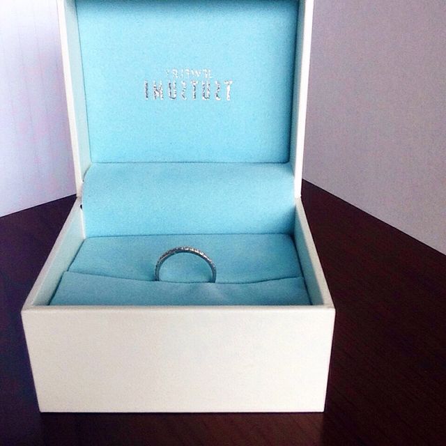 【ジュエリーツツミ(JEWELRY TSUTSUMI)の口コミ】 どだいはシンプルなシルバーの指輪ですが、表面にダイヤが半月状に、ねじ…