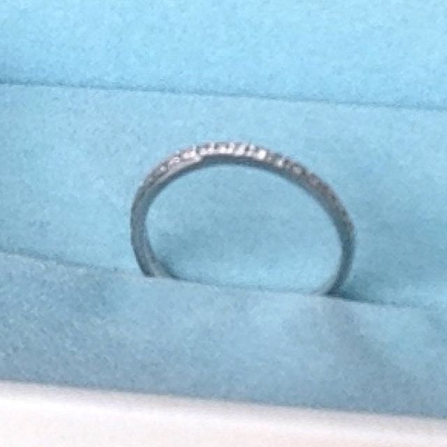 【ジュエリーツツミ(JEWELRY TSUTSUMI)の口コミ】 どだいはシンプルなシルバーの指輪ですが、表面にダイヤが半月状に、ねじ…