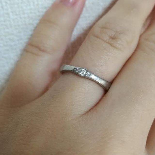 【PORTADA(ポルターダ)の口コミ】 石が３つ付いていて，控えめだけどしっかりキラキラ輝いているところ，曲…