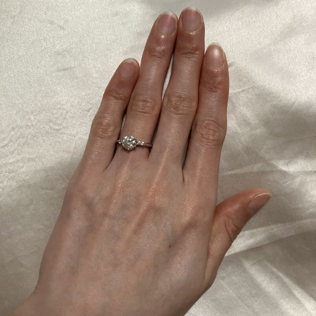 【FIRST DIAMOND(ファーストダイヤモンド)の口コミ】 見た目も店員さんと相談しながらオーダーし、希望通りの見た目の指輪を作…