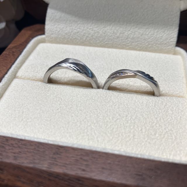 【TANZO.(鍛造指輪)の口コミ】 夫のデザインでフルオーダーをお願いしました。
夫のデザインは直線的、私…