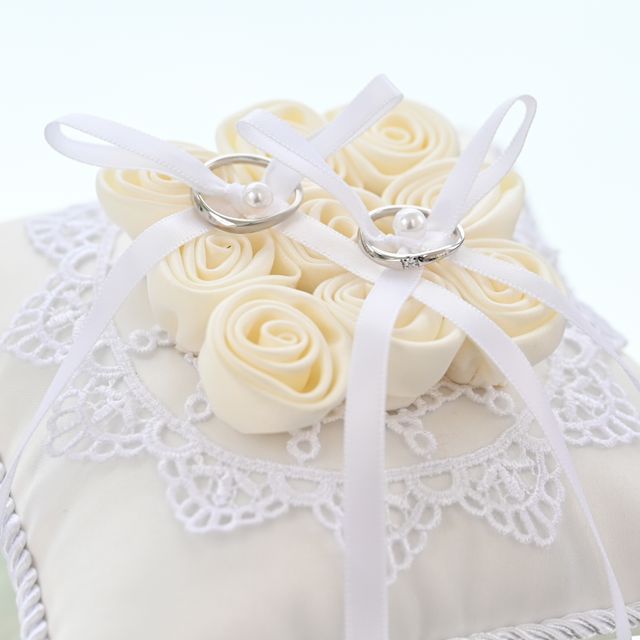 【4℃ BRIDAL(ヨンドシーブライダル)の口コミ】 緩やかなウェーブがかかったデザインです。柔らかいカーブなので手に馴染…