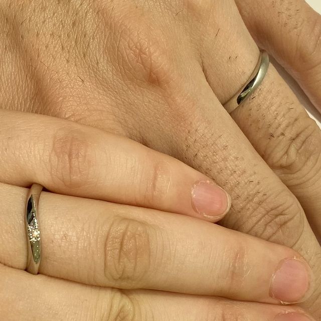 【4℃ BRIDAL(ヨンドシーブライダル)の口コミ】 緩やかなウェーブがかかったデザインです。柔らかいカーブなので手に馴染…