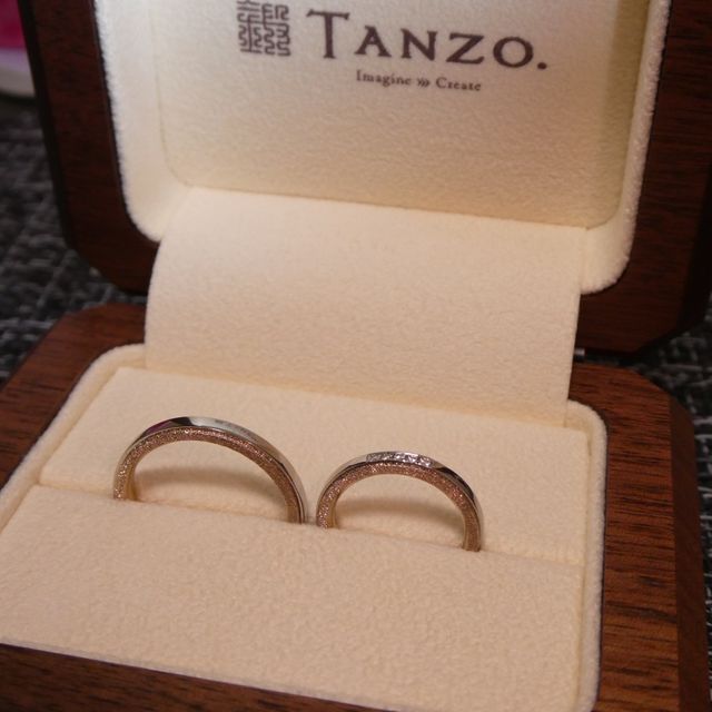 【TANZO.(鍛造指輪)の口コミ】 コンビデザインにしました。
表は鏡面平ら加工で、裏はコーラルゴールドに…