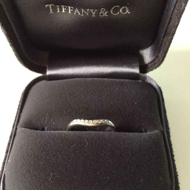 【ティファニー(Tiffany & Co.)の口コミ】 婚約指輪と一緒にはめられるデザインの指輪を探していました。
この指輪は…
