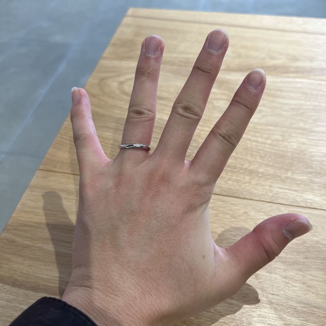 【出雲結(いずもゆい)の口コミ】 シンプルな中に風を模したラインが入っている。内石の誕生石は普段見えな…