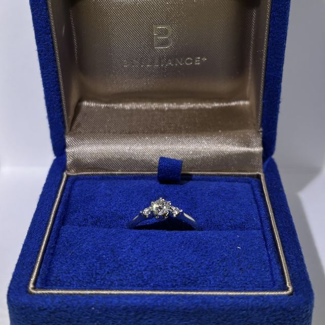 【BRILLIANCE+(ブリリアンスプラス)の口コミ】 両サイドにストーンが付いているストレートのリングです。サイドストーン…
