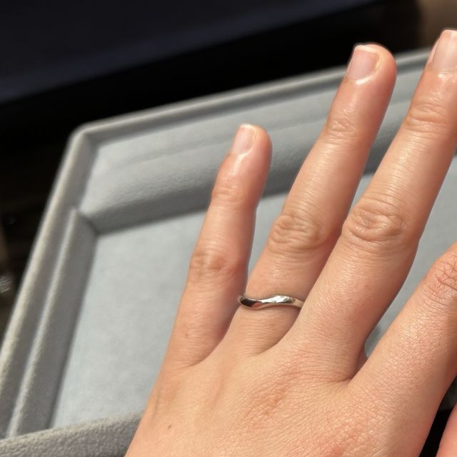 【ケイウノ ブライダル(K.UNO BRIDAL)の口コミ】 内甲丸で着けている感覚がとても柔らかい印象です。
デザイナーさんが指輪…