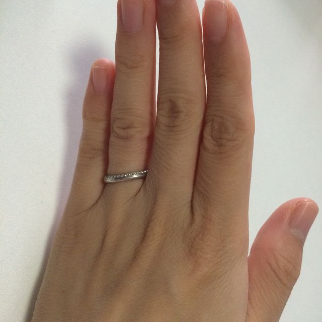 【アイプリモ(I-PRIMO)の口コミ】 上の方にいくつも散りばめられたダイヤがさりげなく、上品な指輪だったの…