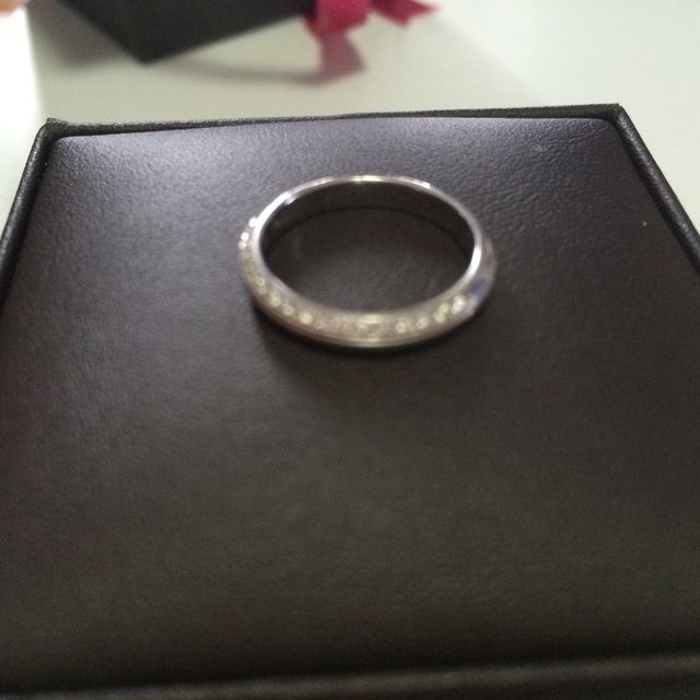 【アイプリモ(I-PRIMO)の口コミ】 上の方にいくつも散りばめられたダイヤがさりげなく、上品な指輪だったの…