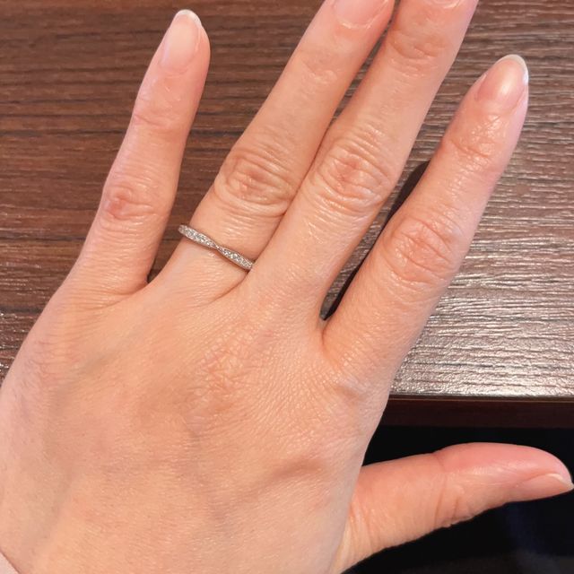 【銀座ダイヤモンドシライシの口コミ】 指輪の真ん中にくびれがあってダイヤがたくさんある、かわいいデザインの…