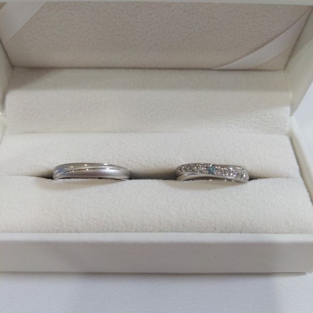 【SWEET BLUE DIAMOND(スウィートブルーダイヤモンド)の口コミ】 涼し気なブルーダイヤモンドです。
沖縄の海のような青です。
つけ心地も…