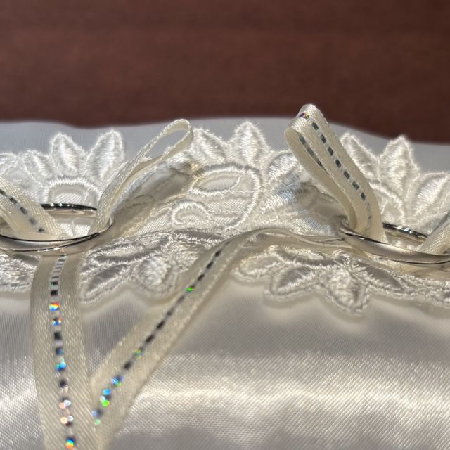 【PILOT BRIDAL(パイロットブライダル)の口コミ】 ダイヤモンドがなくても華のあるデザインです
着ける向きを選ばないので気…