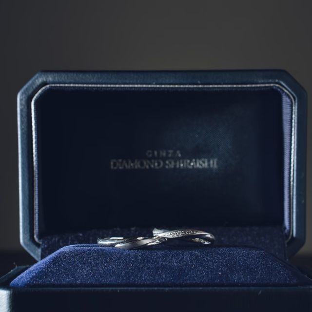 【銀座ダイヤモンドシライシの口コミ】 ・ウェーブがついていて、シンプルなリングとダイヤモンドがついた面と両…