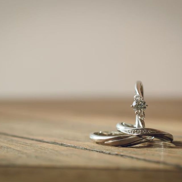 【銀座ダイヤモンドシライシの口コミ】 ・ウェーブがついていて、シンプルなリングとダイヤモンドがついた面と両…