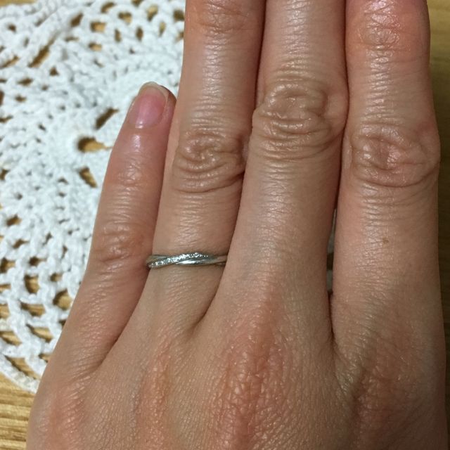 【STAR JEWELRY(スタージュエリー)の口コミ】 婚約指輪と重ねてつけてもかわいいデザインだったこと、プラチナで、歳を…