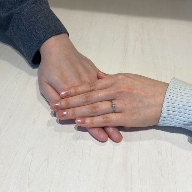 【TOWA(永遠)の口コミ】 王道のストレートデザインで中央のダイヤモンドが美しいです。
指が細長く…