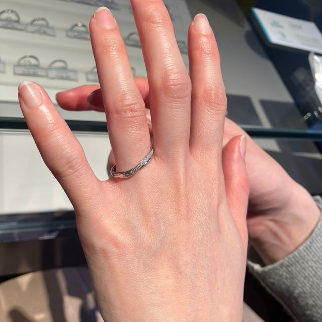 【銀座ダイヤモンドシライシの口コミ】 ダイヤモンドが斜めに入っているものが欲しくて試着しました。ダイヤモン…