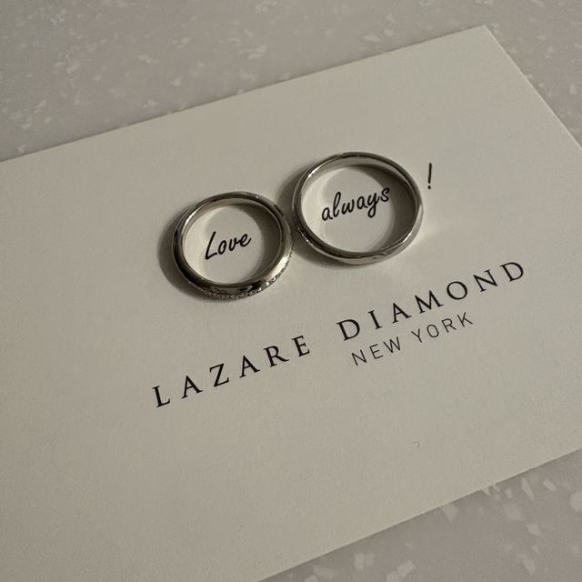 【ラザール ダイヤモンド(LAZARE DIAMOND)の口コミ】 デザインがドンピシャで気に入りました。
ダイヤの輝きもとても綺麗です。…