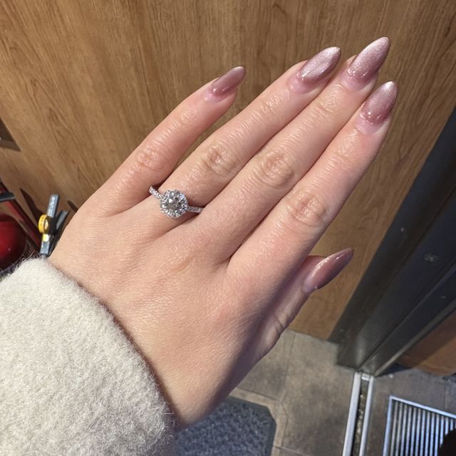 【グラフ(GRAFF)の口コミ】 デザインがとてもかわいく、ダイヤの輝きも本当に綺麗です。見てるだけで…