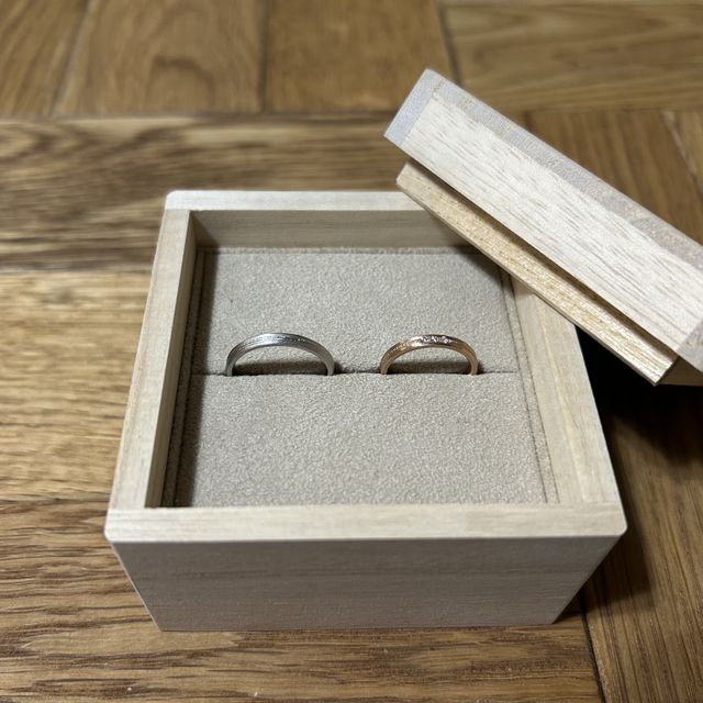 【YUKA HOJO(ユカホウジョウ)の口コミ】 温かみのあるデザインでとても素敵です。マットの素材に、小さなダイヤが3…