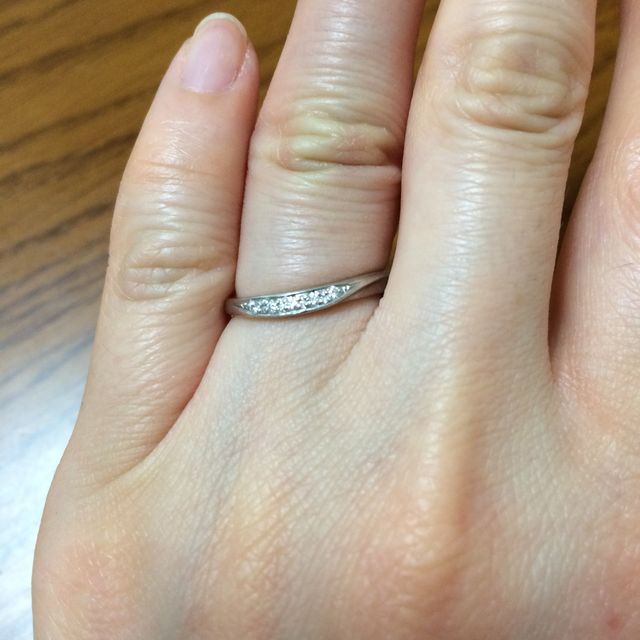 【ラザール ダイヤモンド(LAZARE DIAMOND)の口コミ】 結婚指輪はシンプルで細いリングのもの、そして控えめにダイヤが付いてい…