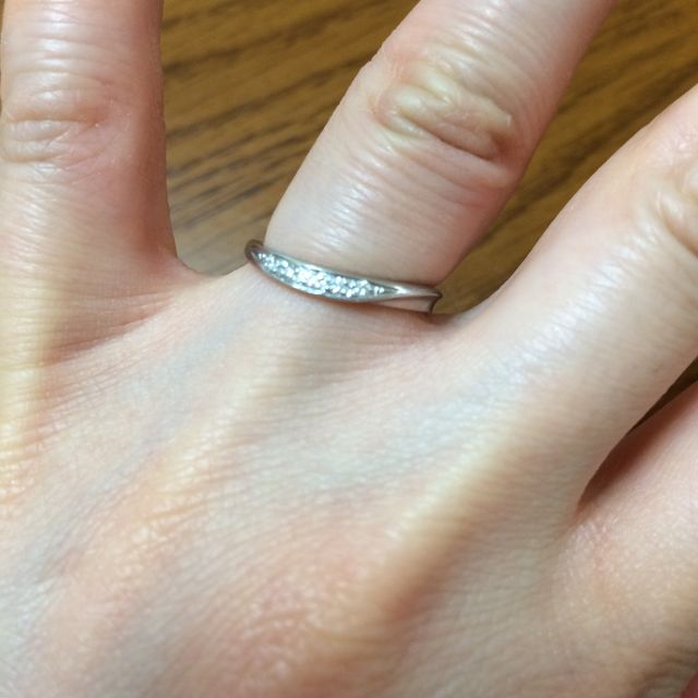 【ラザール ダイヤモンド(LAZARE DIAMOND)の口コミ】 結婚指輪はシンプルで細いリングのもの、そして控えめにダイヤが付いてい…