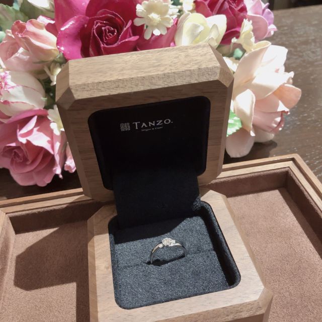 【TANZO.(鍛造指輪)の口コミ】 メレダイヤでメインのダイヤモンドを挟んでいるデザインのものにしました…