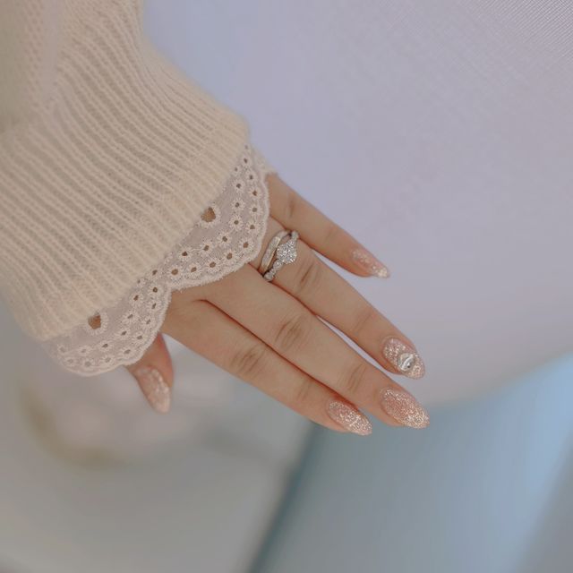 【DIAMOND DOT LAB(ダイアモンド ドット ラボ)の口コミ】 婚約指輪はアンティーク調の可愛らしい指輪にしました。
指輪の中心にラウ…