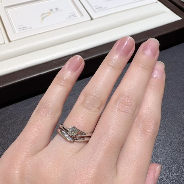 【俄(にわか)の口コミ】 婚約指輪と結婚指輪がセットリングになっていると聞き、重ねづけさはても…