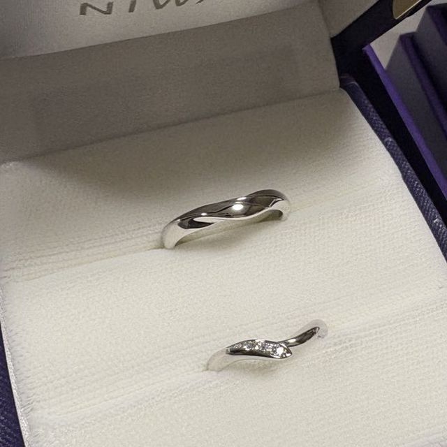 【俄(にわか)の口コミ】 曲線美がとても綺麗でお気に入りです。V字デザインで指がとても綺麗に見え…