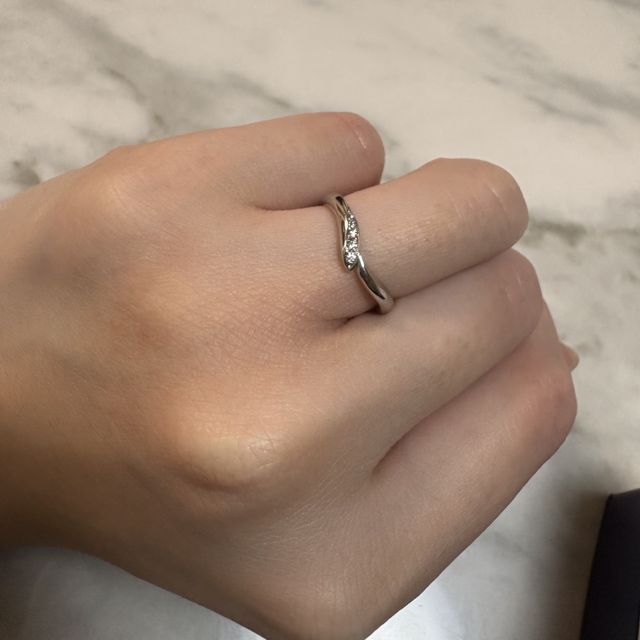 【俄(にわか)の口コミ】 曲線美がとても綺麗でお気に入りです。V字デザインで指がとても綺麗に見え…