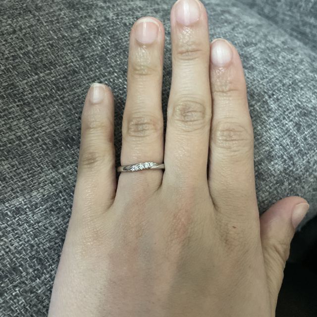 【銀座ダイヤモンドシライシの口コミ】 指が短く、色黒ということもあり、指が綺麗に見えるデザインを希望してい…