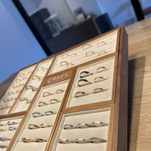 【CRAFY(クラフィ)の口コミ】 2人の譲れない。を全て詰め込みました！
ツヤがあるかマットか、
デザイン…