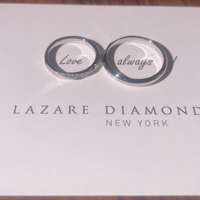 【ラザール ダイヤモンド(LAZARE DIAMOND)の口コミ】 ダイヤモンドの輝きがとても綺麗です。
男性の違うデザインのものを選んだ…