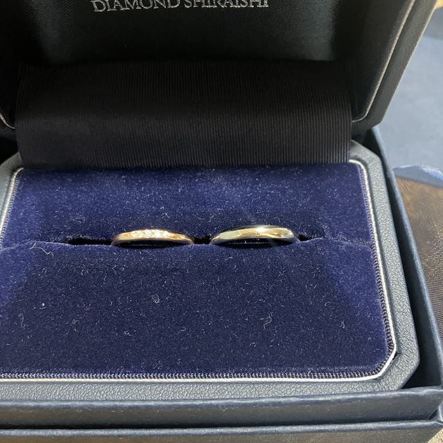 【銀座ダイヤモンドシライシの口コミ】 ダイヤは3〜7石で選べる中で、私は5石にしました。真ん中が一番大きく、両…