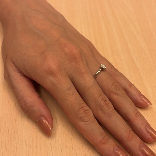 【銀座ダイヤモンドシライシの口コミ】 薬指に馴染む右右上がりの緩やかな捻じれと、清潔感のある浅い溝、また細…