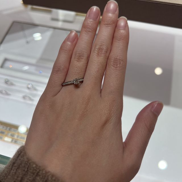 【ブルガリ(BVLGARI)の口コミ】 中央のダイアモンドに加えて、リング自体にもダイアモンドが埋め込まれて…