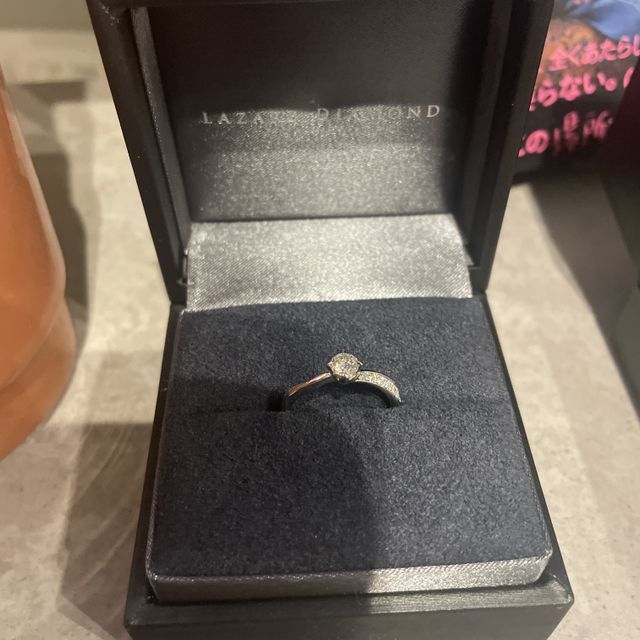 【ラザール ダイヤモンド(LAZARE DIAMOND)の口コミ】 ダイアモンドがいろんな角度からみてもキラキラ輝いていてとても綺麗です…