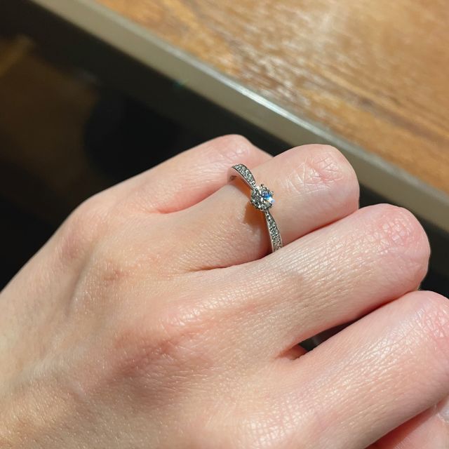 【ラザール ダイヤモンド(LAZARE DIAMOND)の口コミ】 センターに向かって細くなっているデザインが指を綺麗に見せてくれて、メ…