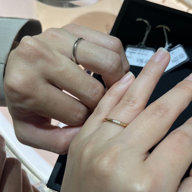 【ティファニー(Tiffany & Co.)の口コミ】 私はピンクゴールドで、小さなダイヤが３粒ついている指輪にしました。正…