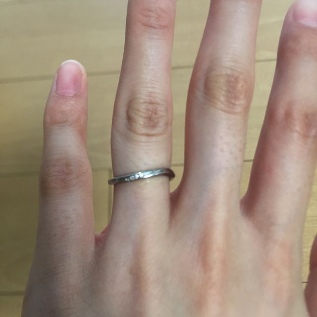 【俄(にわか)の口コミ】 指輪の決め手は中央に施してあるホワイトダイアでした。５つほどホワイト…