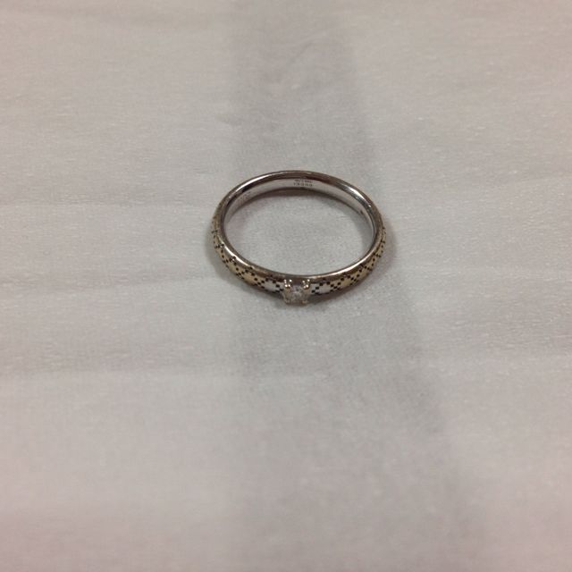 【グッチ(GUCCI)の口コミ】 グッチの菱形の模様がさりげなく入ったシンプルなデザインですが、小さな…