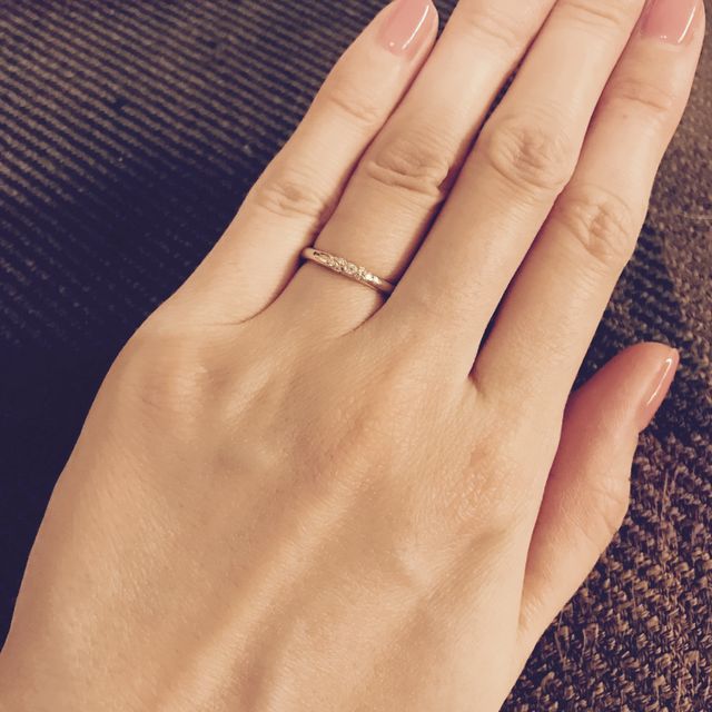 【AbHeri(アベリ)の口コミ】 デザインがとても気に入りました。
新郎の方のリングに新婦の方のダイヤモ…