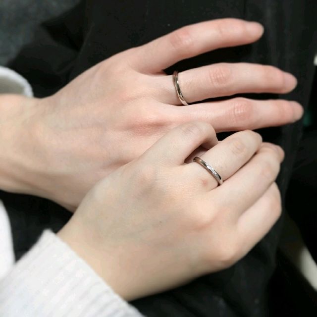 【銀座ダイヤモンドシライシの口コミ】 なんとなく見に行ったらいいデザインだったので。結局どこの店も結婚指輪…