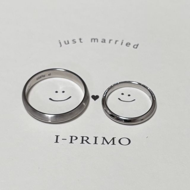 【アイプリモ(I-PRIMO)の口コミ】 女性側は婚約指輪との重ね付けの相性が良く、一方の側面にダイヤが付いて…