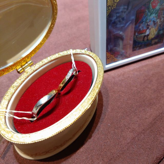 【Beauty and the Beast(ディズニー美女と野獣)の口コミ】 限定999個の指輪で、999個限定というのがバラの花言葉にちなんでいるとい…