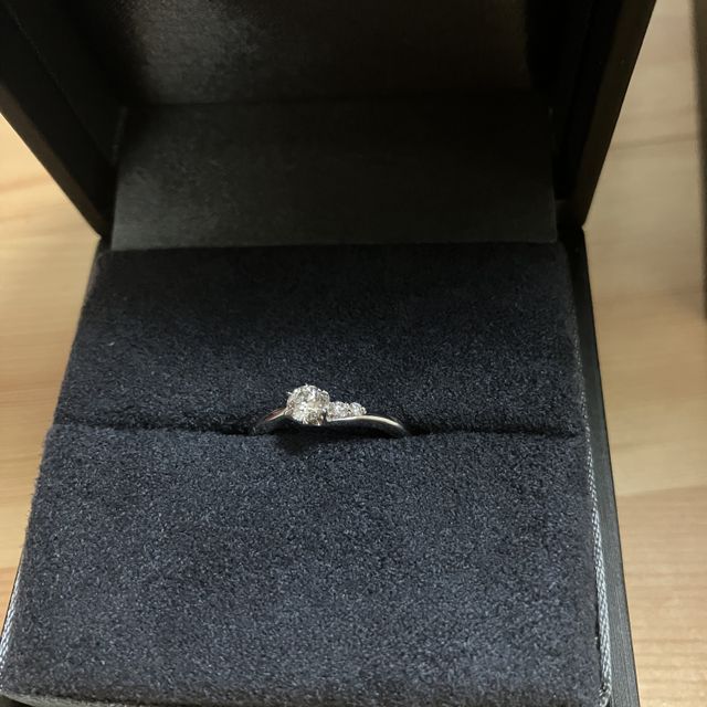 【ラザール ダイヤモンド(LAZARE DIAMOND)の口コミ】 メレダイヤモンドがアシンメトリーに配置されているデザインに一目惚れし…